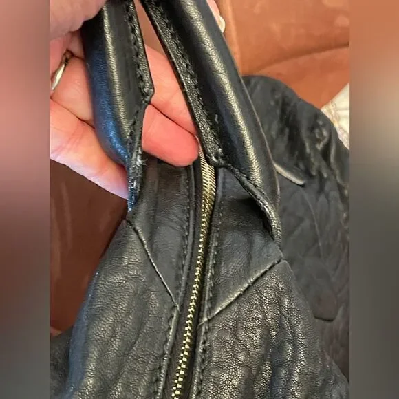 Yves Saint Laurent Black Leather Easy Bag. Lambskin leather. 9.5 out of 10. - Picture 4 of 16